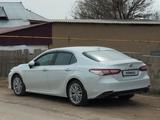 Toyota Camry 2020 года за 18 500 000 тг. в Шымкент – фото 2