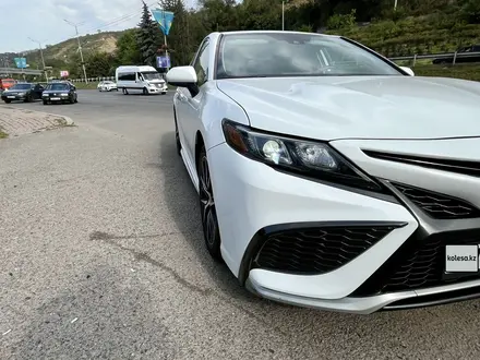 Toyota Camry 2021 года за 13 700 000 тг. в Алматы – фото 12