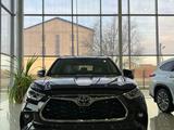 Toyota Highlander Luxe 2022 года за 35 171 500 тг. в Актобе – фото 2