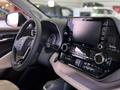 Toyota Highlander Luxe 2022 годаүшін35 171 500 тг. в Актобе – фото 10