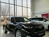 Toyota Highlander Luxe 2022 года за 35 171 500 тг. в Актобе – фото 3