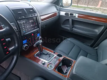 Volkswagen Touareg 2004 года за 5 750 000 тг. в Алматы – фото 24