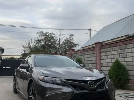 Toyota Camry 2021 года за 12 800 000 тг. в Алматы