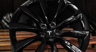 Model X R22 9J ET35 Dia 64, 1 Black 5x120 R22 10J ET35 Dia 64, 1 за 1 200 000 тг. в Алматы