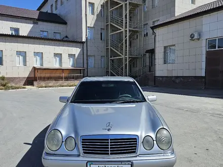 Mercedes-Benz E 320 1998 года за 3 500 000 тг. в Актау – фото 4