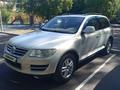 Volkswagen Touareg 2008 года за 7 200 000 тг. в Павлодар – фото 2