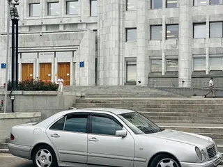 Mercedes-Benz E 320