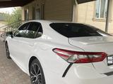 Toyota Camry 2018 года за 11 800 000 тг. в Алматы – фото 2