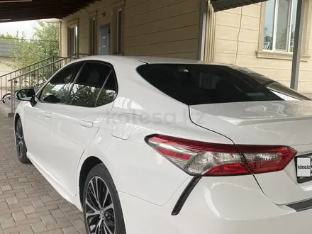 Toyota Camry 2018 года за 11 800 000 тг. в Алматы – фото 2