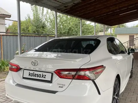 Toyota Camry 2018 года за 11 800 000 тг. в Алматы – фото 4