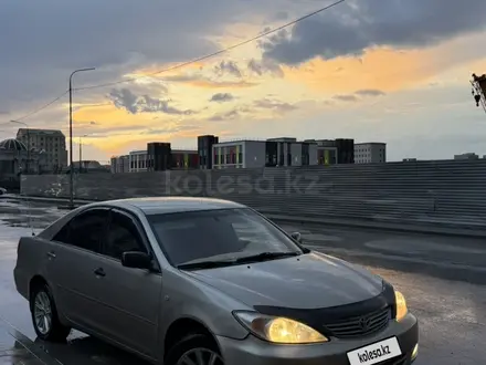 Toyota Camry 2004 года за 3 800 000 тг. в Атырау – фото 2