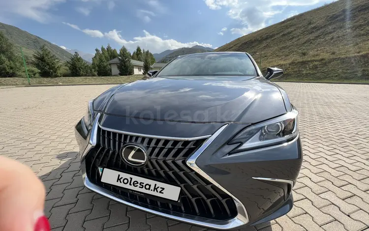 Lexus ES 250 2022 года за 21 500 000 тг. в Алматы