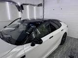 Toyota Camry 2023 года за 13 000 000 тг. в Атырау – фото 3