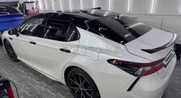 Toyota Camry 2023 года за 13 000 000 тг. в Атырау – фото 4