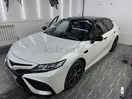 Toyota Camry 2023 года за 13 000 000 тг. в Атырау – фото 2