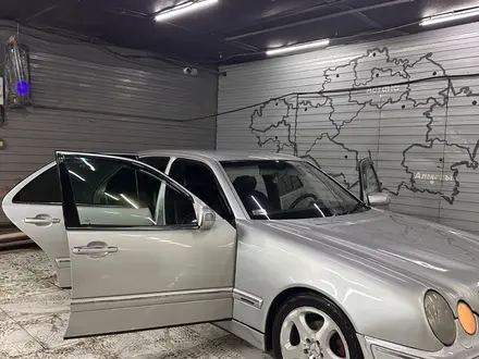 Mercedes-Benz E 320 2001 года за 5 000 000 тг. в Астана