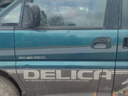 Дверь передняя левая для Mitsubishi Delica за 15 000 тг. в Тараз – фото 2