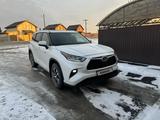 Toyota Highlander 2022 годаүшін23 500 000 тг. в Рудный – фото 2