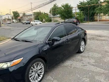 Toyota Camry 2019 года за 13 600 000 тг. в Шымкент – фото 2