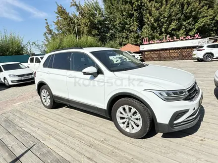 Volkswagen Tiguan 2021 года за 11 588 000 тг. в Алматы – фото 2