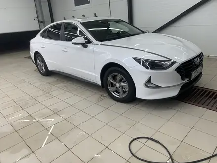 Hyundai Sonata 2021 года за 12 700 000 тг. в Уральск – фото 2