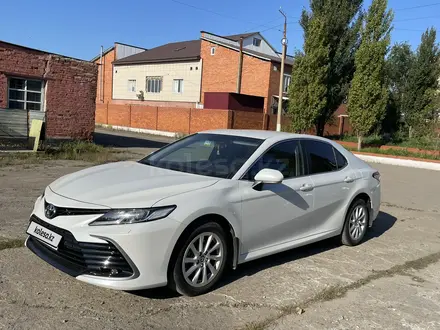 Toyota Camry 2021 года за 13 900 000 тг. в Рудный