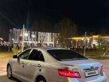 Toyota Camry 2011 года за 8 000 000 тг. в Туркестан – фото 2