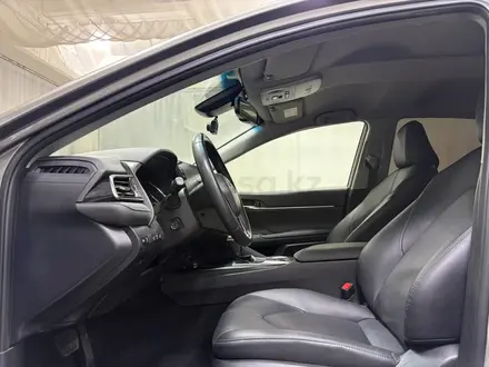 Toyota Camry Luxe 2023 года за 18 300 000 тг. в Алматы – фото 12