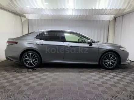 Toyota Camry Luxe 2023 года за 18 300 000 тг. в Алматы – фото 17