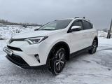 Toyota RAV4 2018 годаfor13 700 000 тг. в Актобе