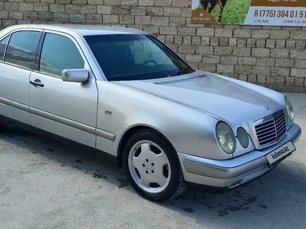 Mercedes-Benz E 320 1998 года за 4 100 000 тг. в Жанаозен – фото 3