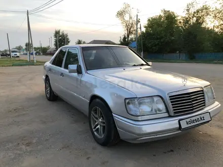 Mercedes-Benz E 200 1994 года за 1 500 000 тг. в Актобе – фото 2