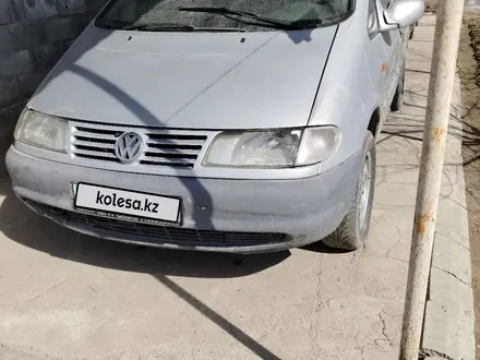 Volkswagen Sharan 2000 года за 700 000 тг. в Алматы