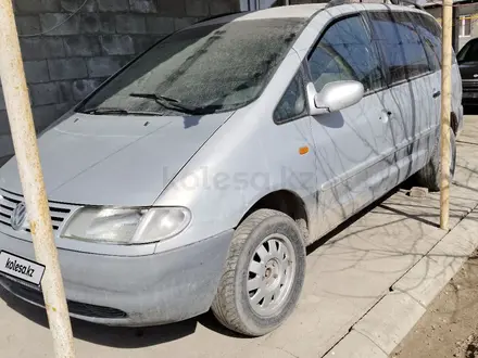 Volkswagen Sharan 2000 года за 700 000 тг. в Алматы – фото 2