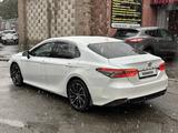 Toyota Camry 2021 года за 16 550 000 тг. в Алматы – фото 3