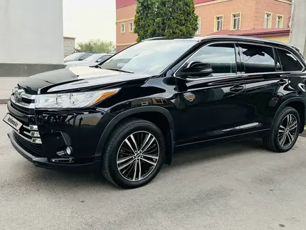 Toyota Highlander 2018 года за 18 900 000 тг. в Алматы