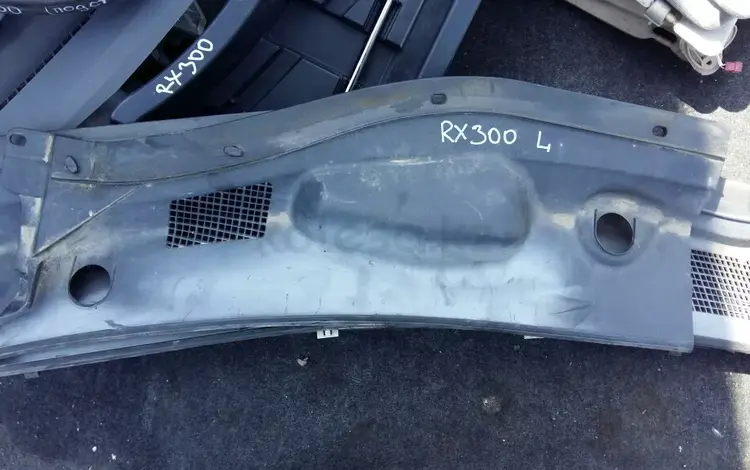 Жабо пластик под стекло левая сторона Lexus RX300 за 8 000 тг. в Семей