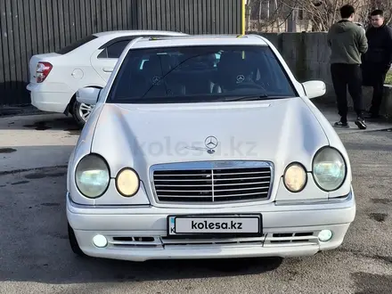 Mercedes-Benz E 320 1998 года за 4 800 000 тг. в Шымкент – фото 2