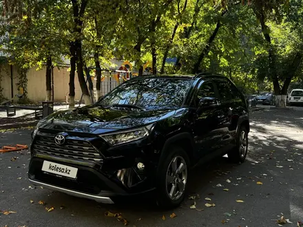 Toyota RAV4 2019 года за 13 600 000 тг. в Алматы