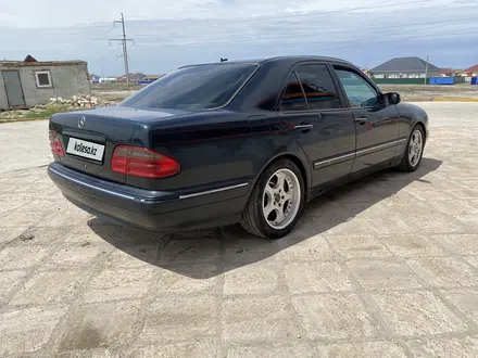 Mercedes-Benz E 320 1999 года за 3 700 000 тг. в Атырау – фото 3