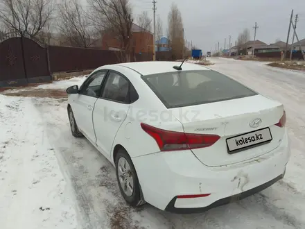 Hyundai Accent 2018 года за 6 500 000 тг. в Актобе – фото 2