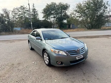 Toyota Camry 2011 года за 3 800 000 тг. в Уральск – фото 2