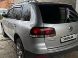 Volkswagen Touareg 2008 года за 6 700 000 тг. в Атырау – фото 2