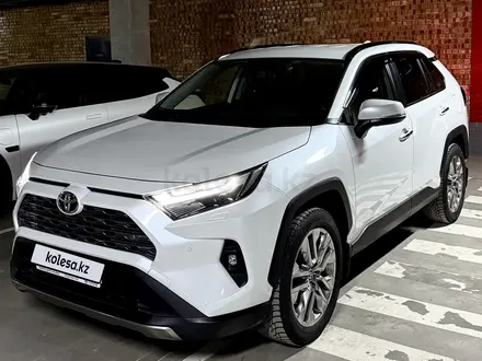 Toyota RAV4 2023 года за 19 800 000 тг. в Атырау