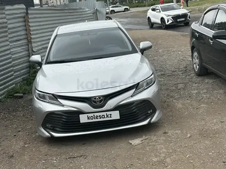Toyota Camry 2018 года за 10 600 000 тг. в Астана – фото 2