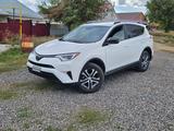 Toyota RAV4 2017 года за 9 000 000 тг. в Актобе – фото 2