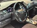Toyota Camry 2014 года за 7 790 000 тг. в Актобе – фото 14