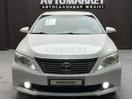 Toyota Camry 2014 года за 7 790 000 тг. в Актобе – фото 2