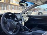 Toyota Camry 2023 года за 15 500 000 тг. в Уральск – фото 4