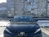 Toyota Camry 2023 года за 15 500 000 тг. в Уральск – фото 2